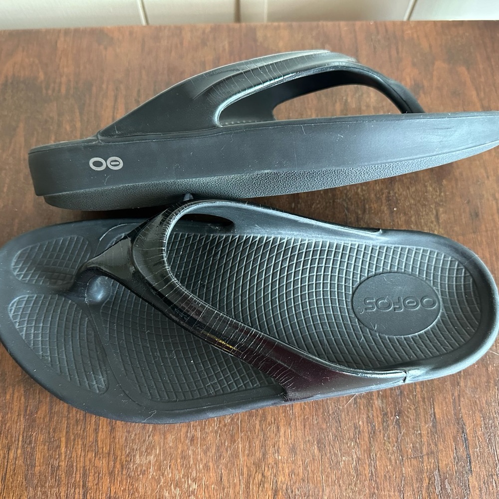 Oofos Oolala Solid Black Rubber Thong Sandals / W… - image 1